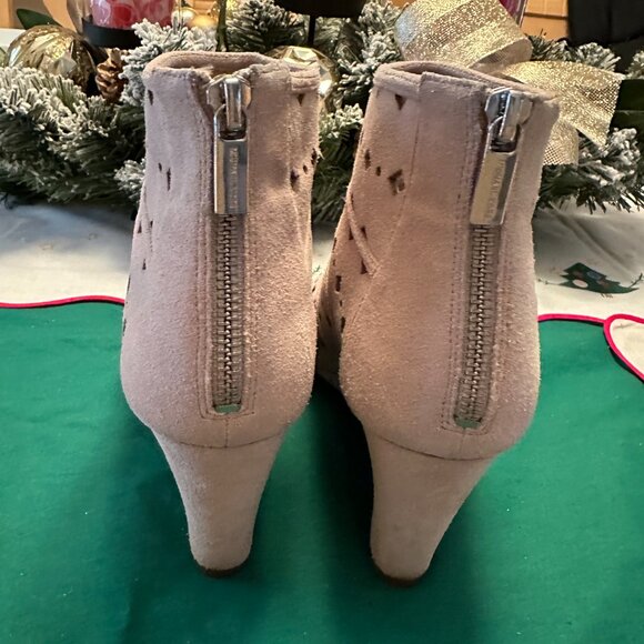 Michael Kors Sz 8.5 UMA wedge ankle bootie, beige color - Picture 3 of 8